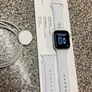 Apple Watch Series 4 (unisex), size 40MM & GPS